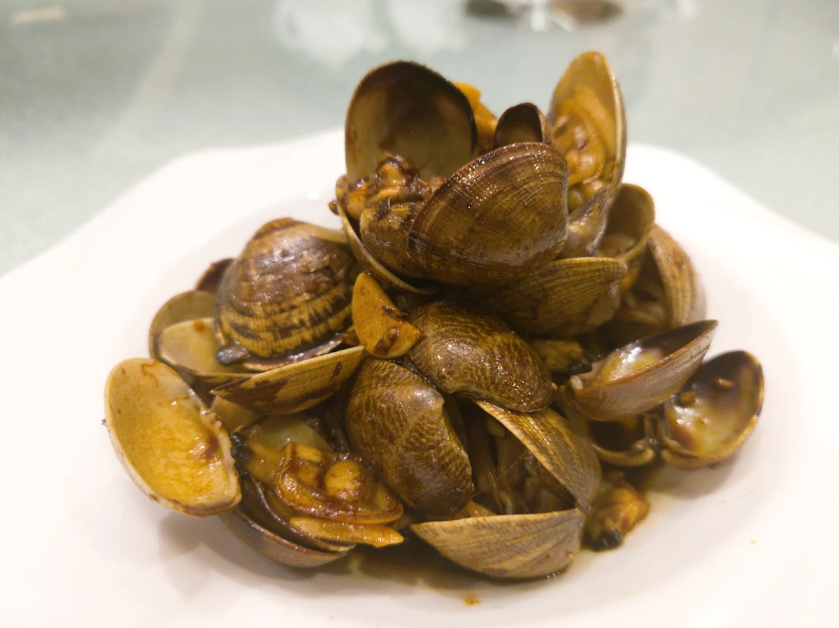 頤東小炒皇 辣 stir-fried clam meat & chives with xo hot sauce